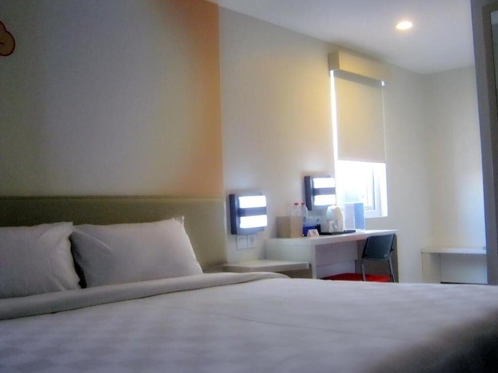 Cordela Hotel Cirebon Buitenkant foto